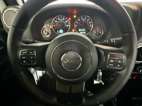 Used 2017 Jeep Wrangler Unlimited Sahara w/ Dual Top Group AWD/4WD image 18