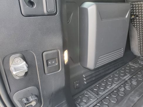 Used 2020 Land Rover Defender 110 SE image 10