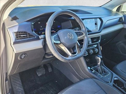 Used 2023 Volkswagen Taos SE w/ Panoramic Sunroof Package FWD image 9