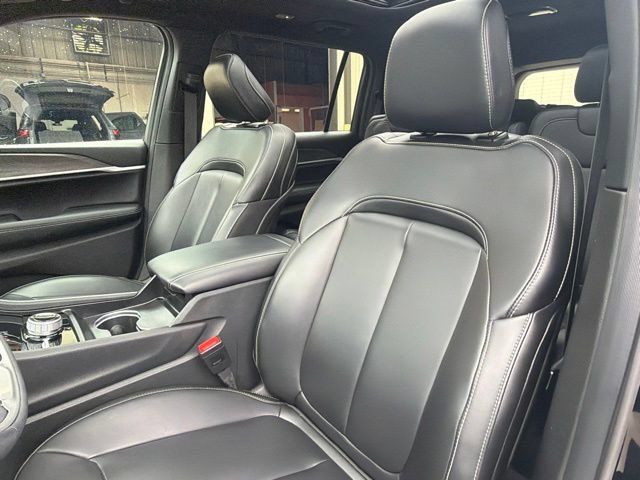 Used 2025 Jeep Grand Cherokee L Limited w/ Black Appearance Package AWD/4WD image 24