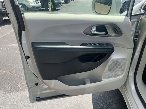Used 2021 Chrysler Pacifica Touring-L FWD image 18