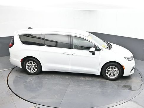 Used 2023 Chrysler Pacifica Touring-L FWD image 39