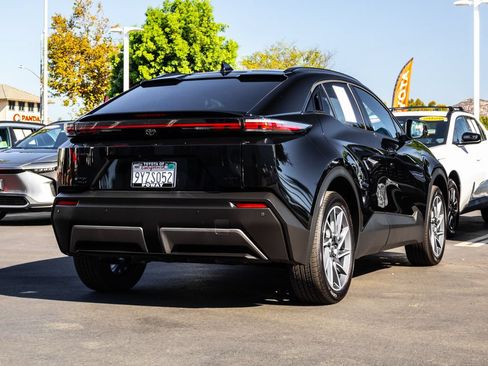 Used 2026 Toyota C-HR AWD/4WD image 9