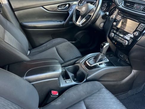 Used 2019 Nissan Rogue SV w/ Premium Package FWD image 18