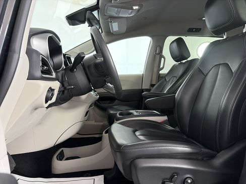 Used 2023 Chrysler Pacifica Touring-L FWD image 6