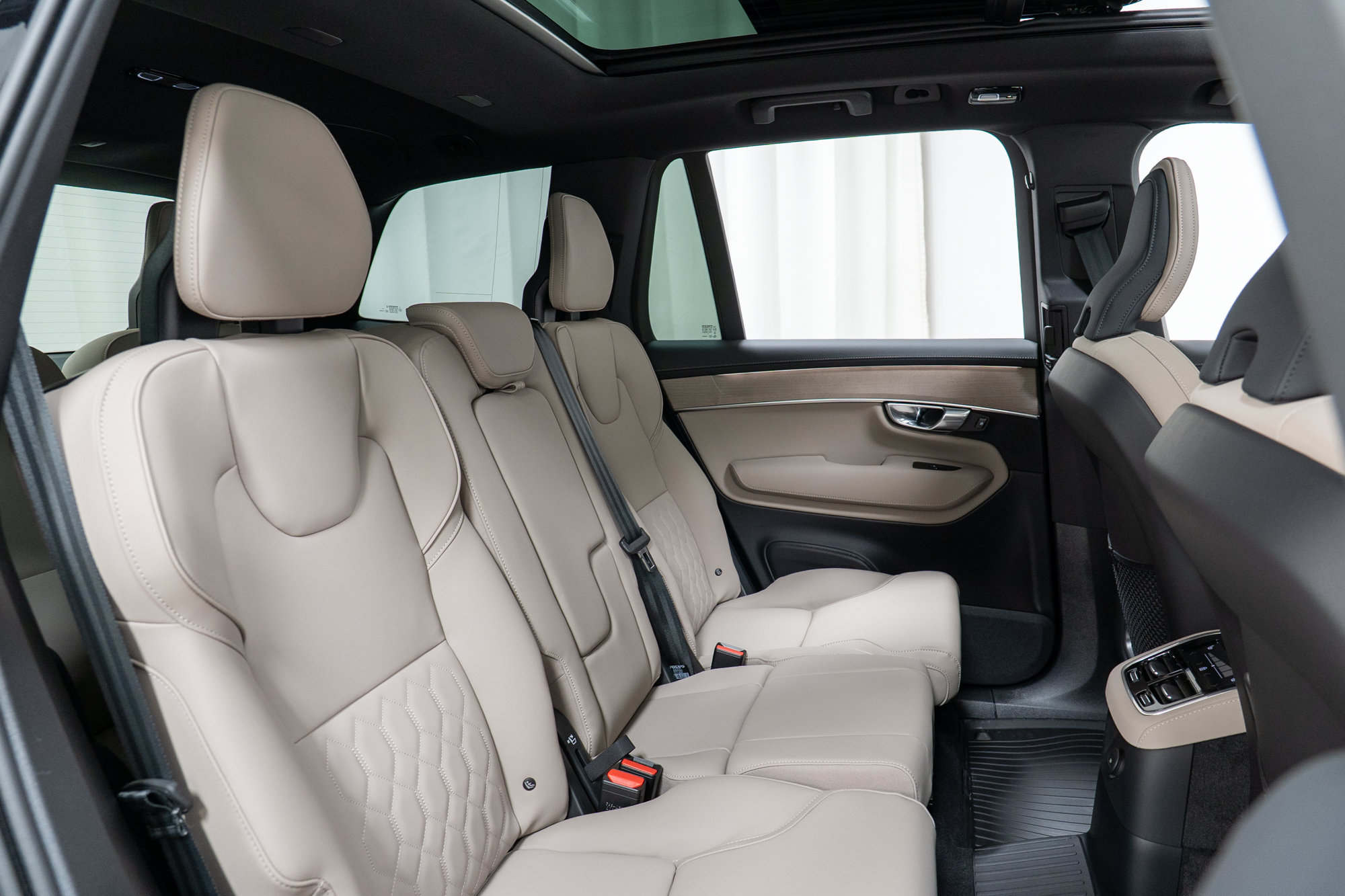 New 2026 Volvo XC90 T8 Plus w/ Protection Package Premier AWD/4WD image 24