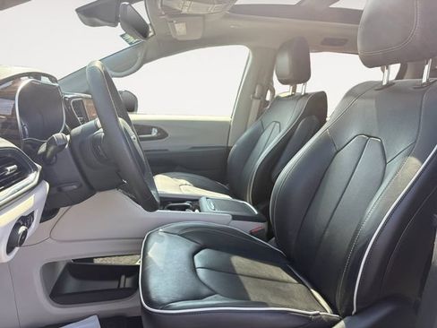 Used 2023 Chrysler Pacifica Limited FWD image 9