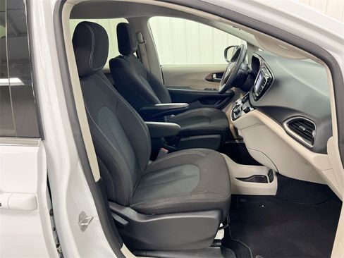 Used 2024 Chrysler Voyager LX image 21