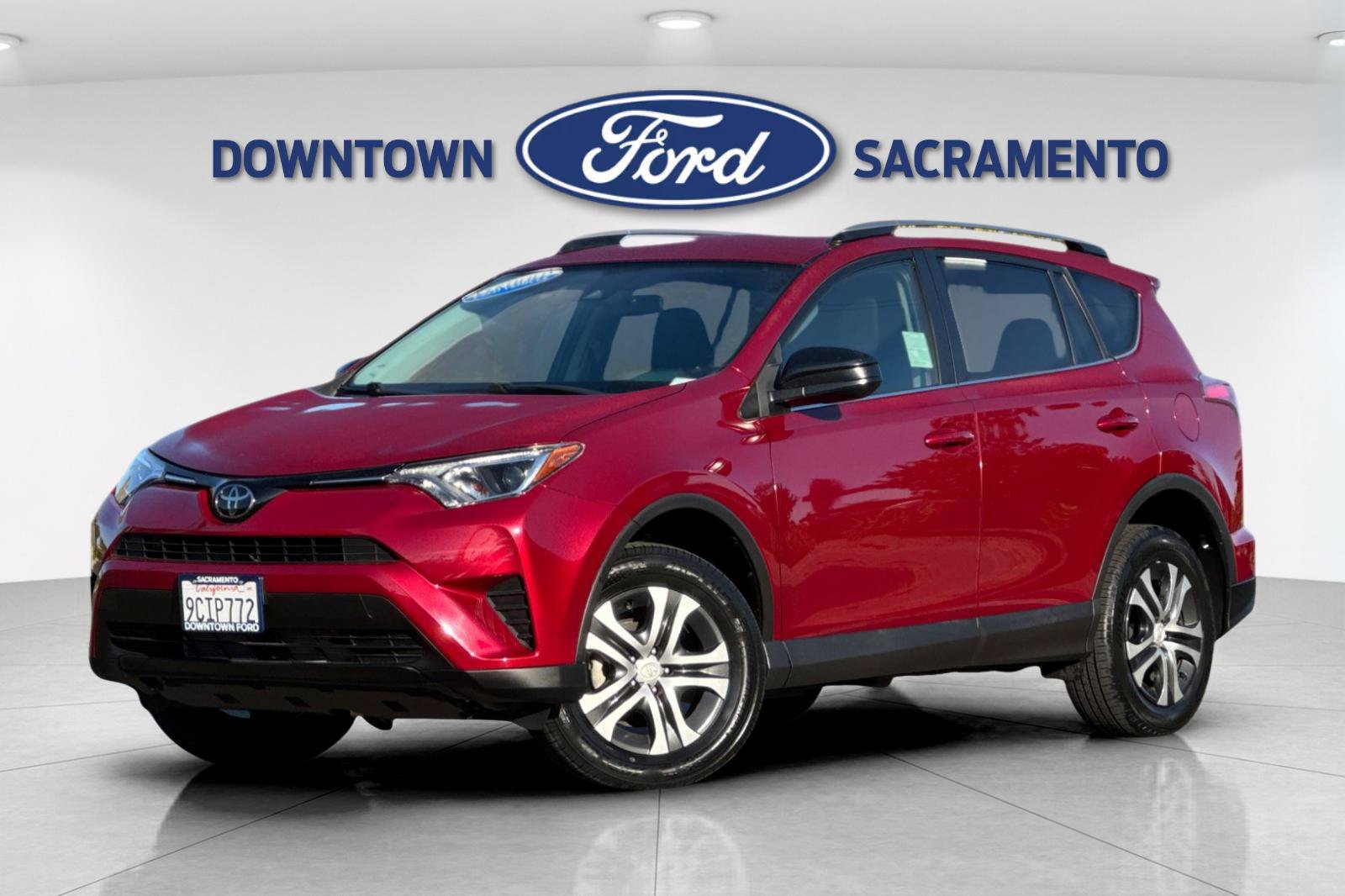 Used 2018 Toyota RAV4 LE FWD image 2