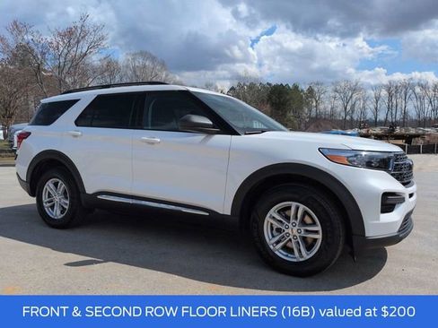 Certified 2023 Ford Explorer XLT image 3