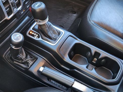 Used 2018 Jeep Wrangler Unlimited Sahara AWD/4WD image 23