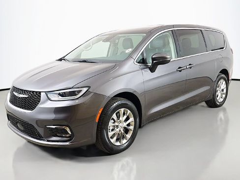Used 2023 Chrysler Pacifica Touring-L AWD/4WD image 11