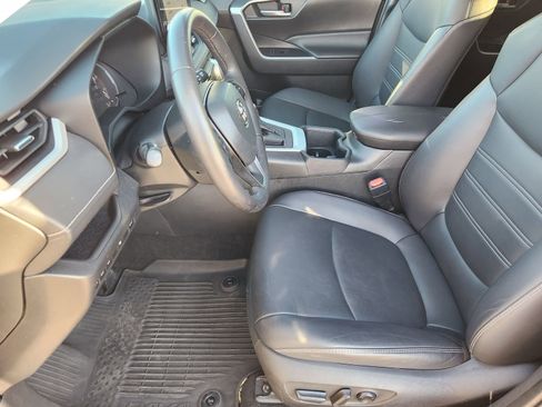 Used 2023 Toyota RAV4 XLE Premium image 16