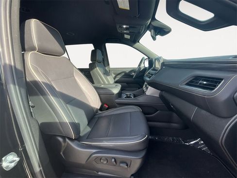 Used 2024 GMC Yukon SLT w/ SLT Luxury Package image 15