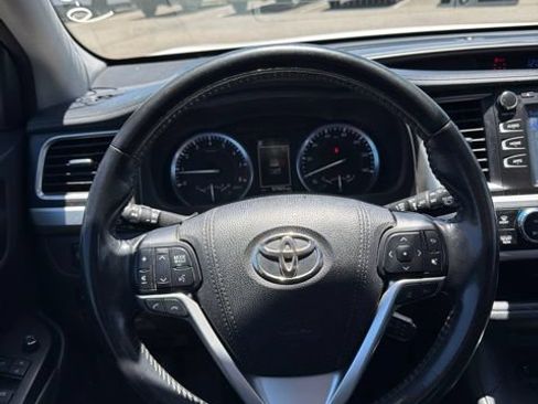 Used 2017 Toyota Highlander SE w/ Carpet Mat Package AWD/4WD image 16