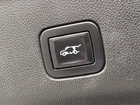 Used 2023 Chevrolet Suburban High Country image 16