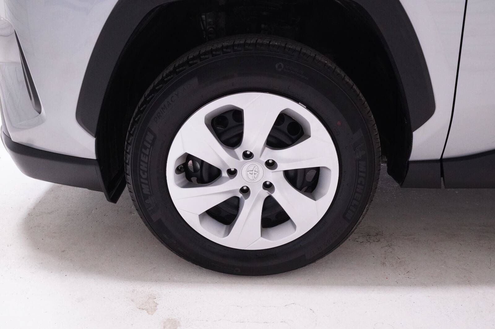 Used 2025 Toyota RAV4 LE AWD/4WD image 37