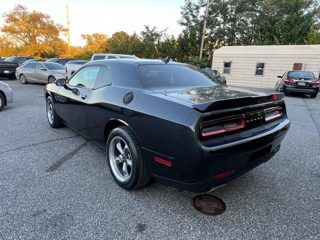 Used 2019 Dodge Challenger SXT w/ Driver Convenience Group RWD image 5