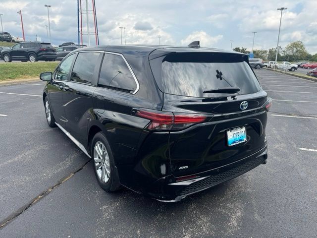 Used 2023 Toyota Sienna XSE AWD/4WD image 5