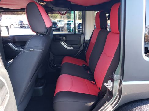 Used 2016 Jeep Wrangler Unlimited Sahara image 36