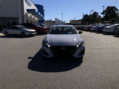 Used 2023 Nissan Altima 2.5 SR w/ SR Premium Package image 3