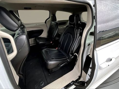 Used 2024 Chrysler Pacifica Touring-L image 21