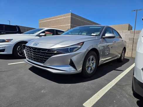Used 2022 Hyundai Elantra SE FWD image 2