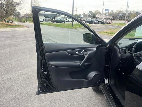 Used 2018 Nissan Rogue SV image 26