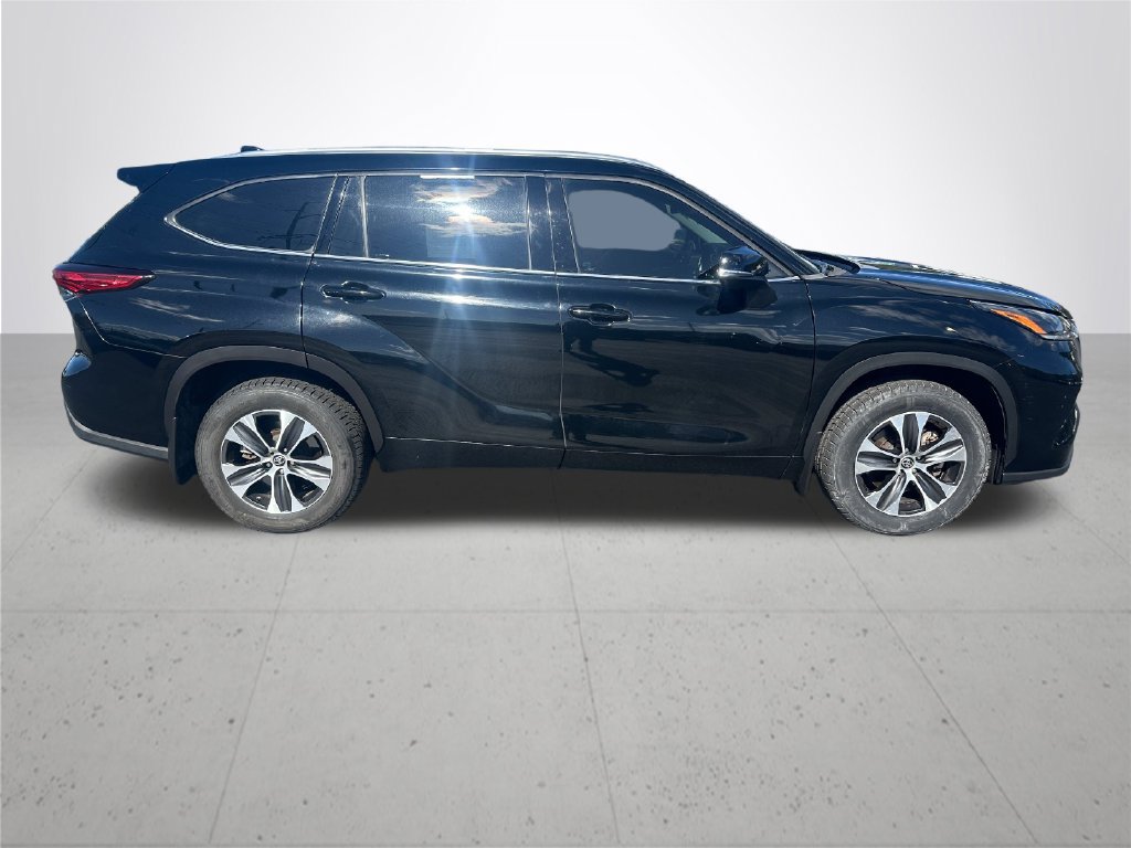 Used 2021 Toyota Highlander XLE AWD/4WD image 6