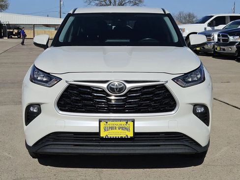 Used 2020 Toyota Highlander LE image 2
