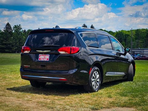 Used 2020 Chrysler Pacifica Touring-L Plus FWD image 3