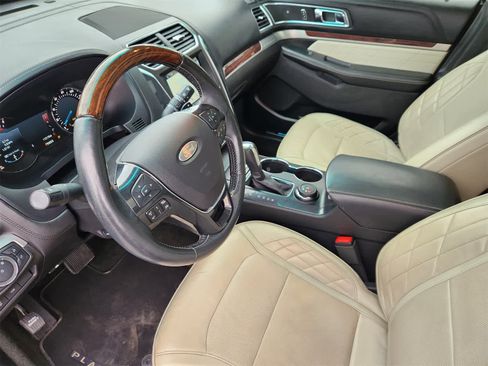 Used 2017 Ford Explorer Platinum image 2
