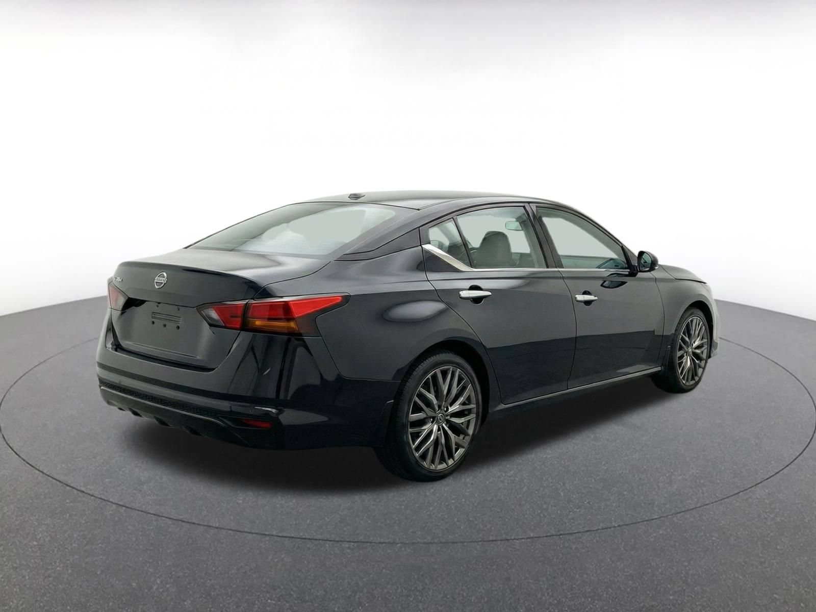 Used 2025 Nissan Altima 2.5 SV FWD image 8