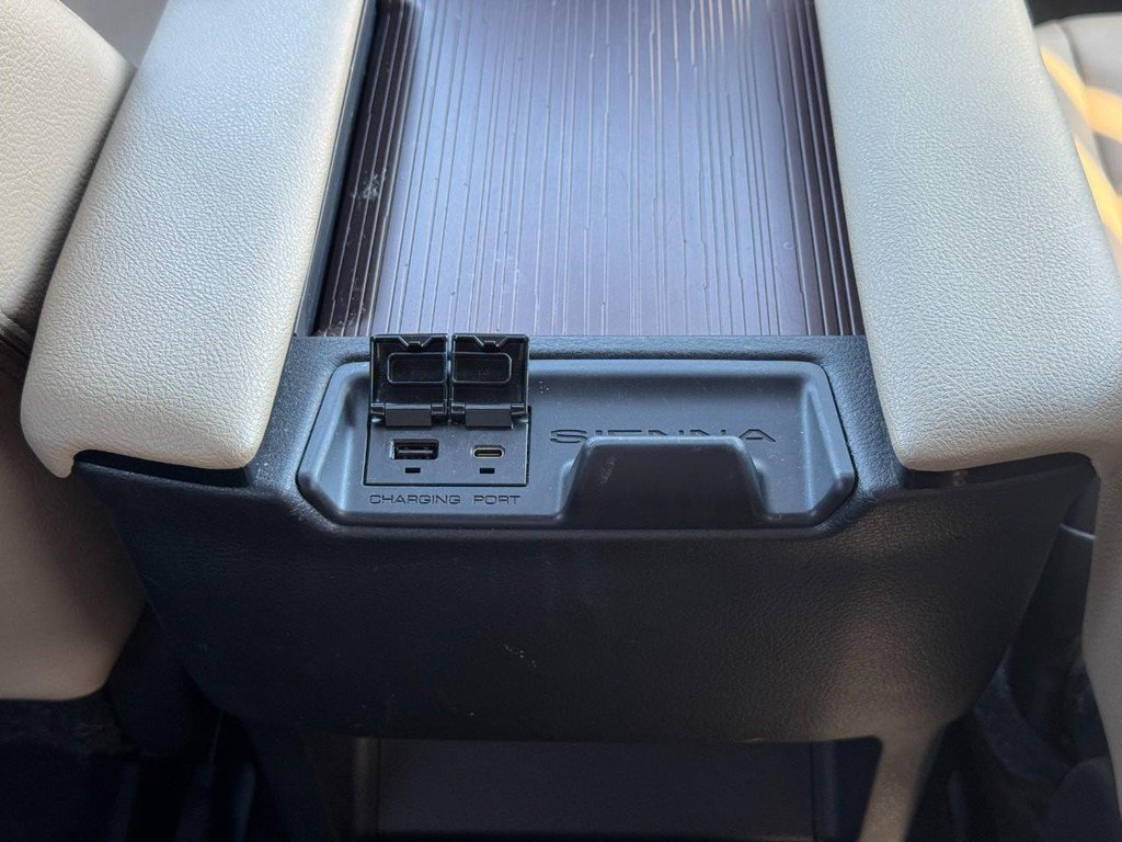 Used 2024 Toyota Sienna XLE FWD image 17