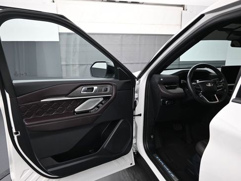 Certified 2025 Ford Explorer Platinum w/ Ultimate Package image 9