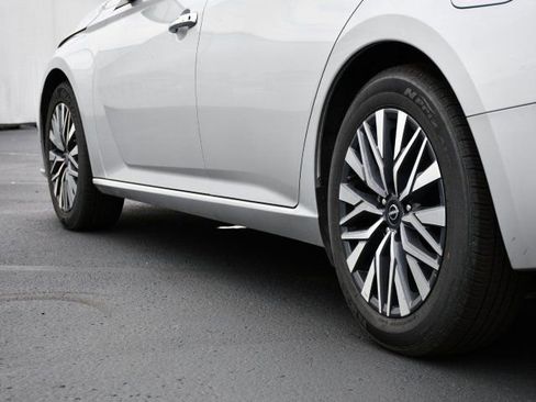 Used 2024 Nissan Altima 2.5 SV FWD image 9