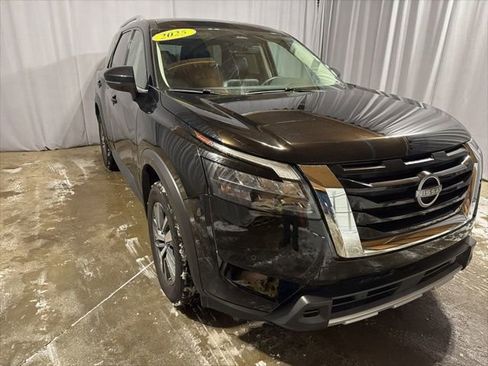 Used 2025 Nissan Pathfinder SL AWD/4WD image 2