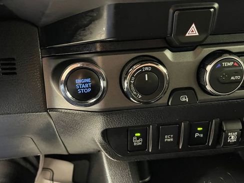 Used 2022 Toyota Tacoma TRD Off-Road w/ Technology Package AWD/4WD image 11