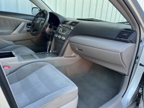 Used 2011 Toyota Camry LE image 10