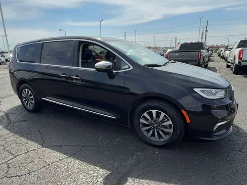 Used 2023 Chrysler Pacifica Limited image 2