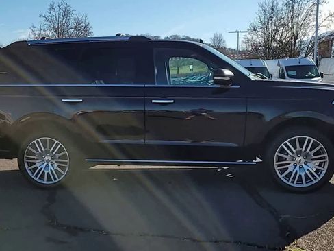 Used 2024 Ford Expedition Limited image 9