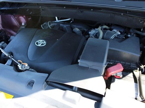 Used 2019 Toyota Highlander XLE AWD/4WD image 27