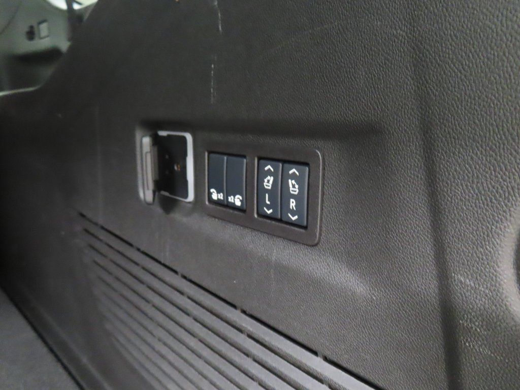 Used 2025 Chevrolet Suburban High Country AWD/4WD image 44