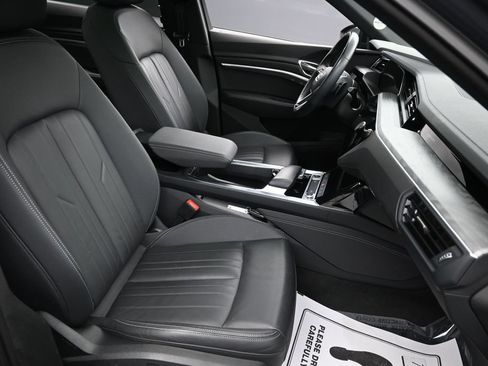 Used 2024 Audi Q8 e-tron Premium AWD/4WD image 31