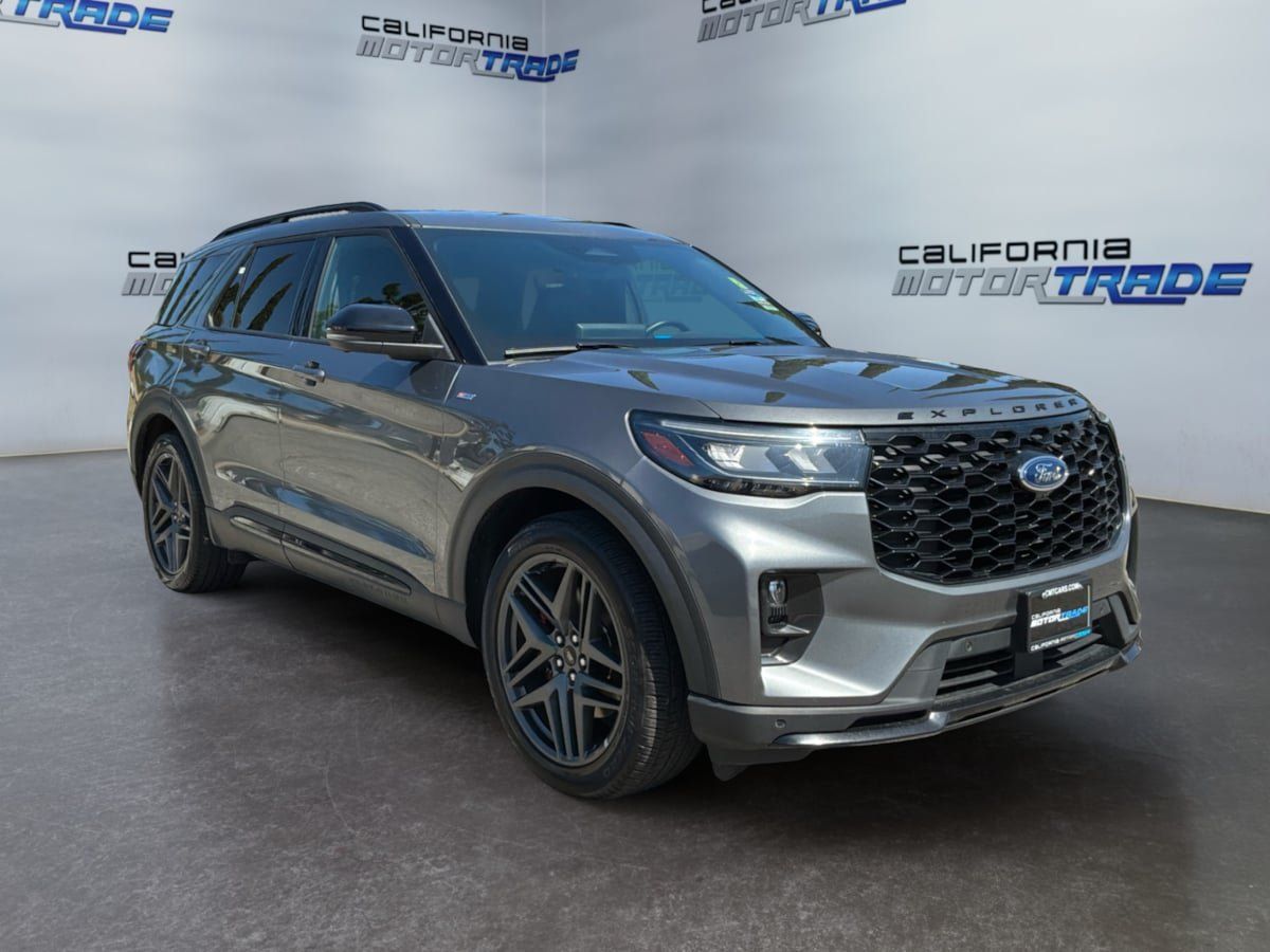 Used 2025 Ford Explorer ST-Line w/ Premium Package RWD image 3