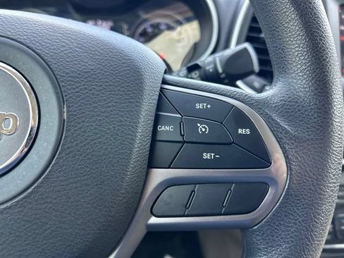 Used 2019 Jeep Cherokee Latitude w/ Popular Appearance Group FWD image 16