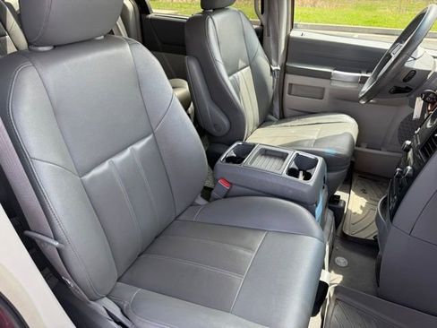 Used 2008 Chrysler Town & Country Touring image 10