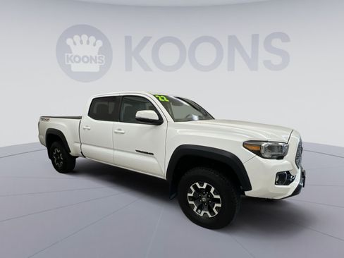 Used 2022 Toyota Tacoma TRD Off-Road w/ TRD Premium Off Road Package AWD/4WD image 10