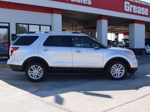 Used 2015 Ford Explorer XLT w/ Equipment Group 202B FWD image 3
