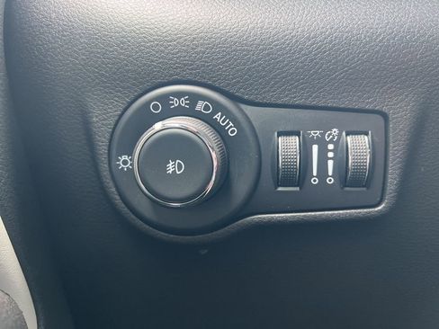 Used 2025 Jeep Compass Limited image 15